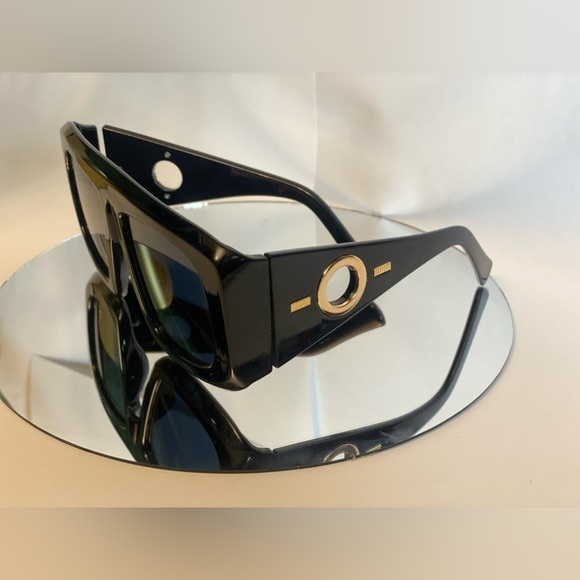 ‼️ TRENDY Black Sunglasses ‼️ - Picture 2 of 2